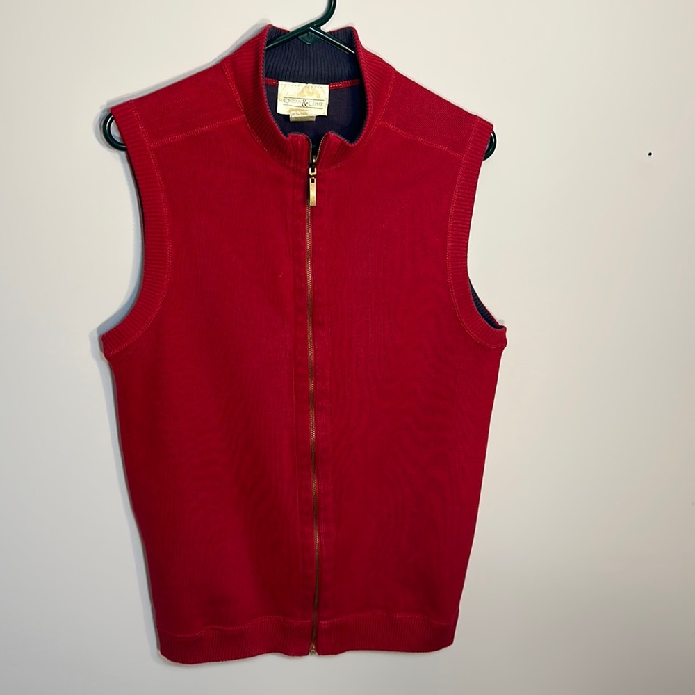 Ocean & Coast red sleeveless sweater vest. Size Medium. Gold zipper. EUC